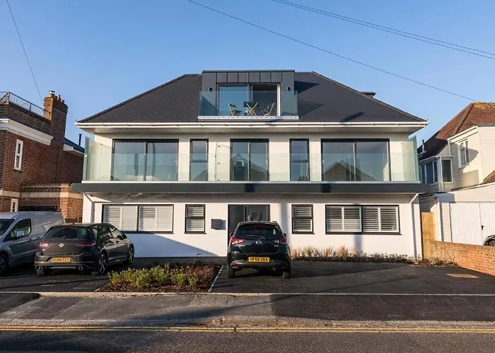 Penthouse By Bournecoast - A Stylish Coastal Penthouse With A Balcony, Sea Views And Parking - Just 10 Minutes Walk To The Sandy Beaches - Fm8407